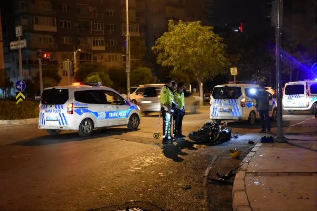 İzmir\'de feci kaza: Motosiklet ikiye bölündü, 1\'i ağır 2 yaralı