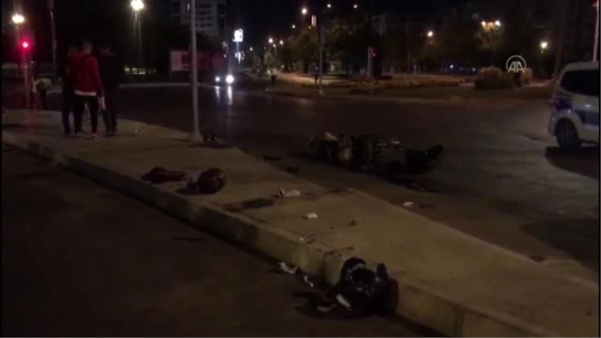 İzmir\'de refüje çarpan motosikletteki 2 kişi yaralandı