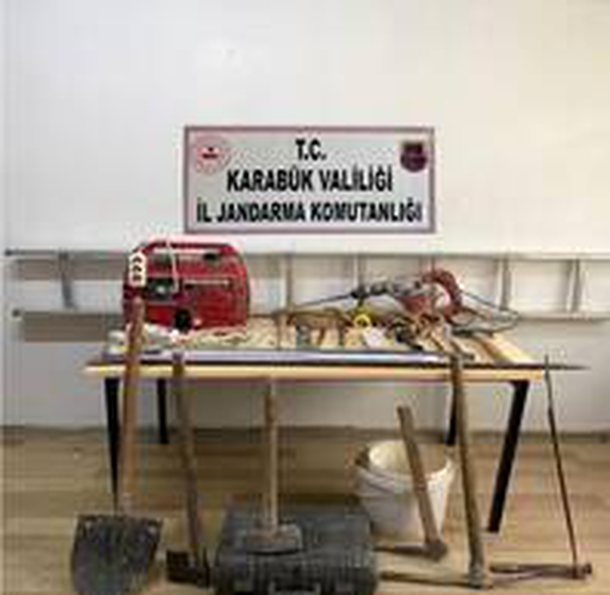 Kaçak kazı yapan 3 kişi suçüstü yakalandı