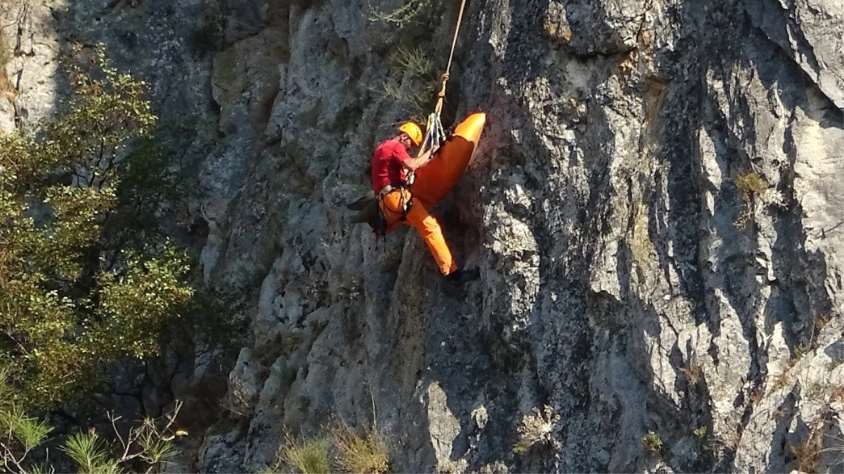 Kanyondan yuvarlanan dağcıyı kaskı ölümden kurtardı