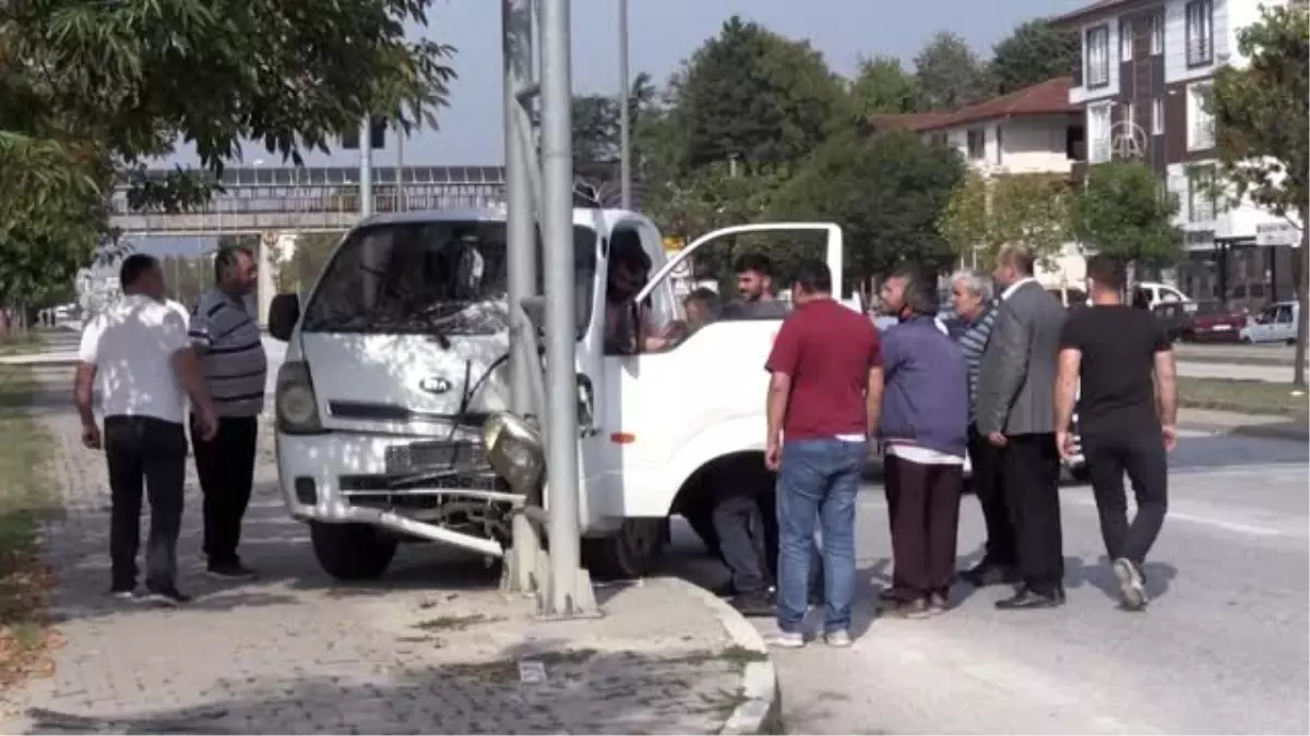 Kaza yapan sürücünün yardımına olay yerinden geçen doktor yetişti - DÜZCE