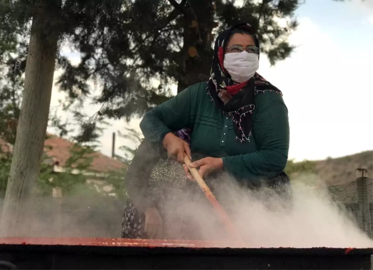 Kışlık lezzetler şimdiden hazır ediliyor