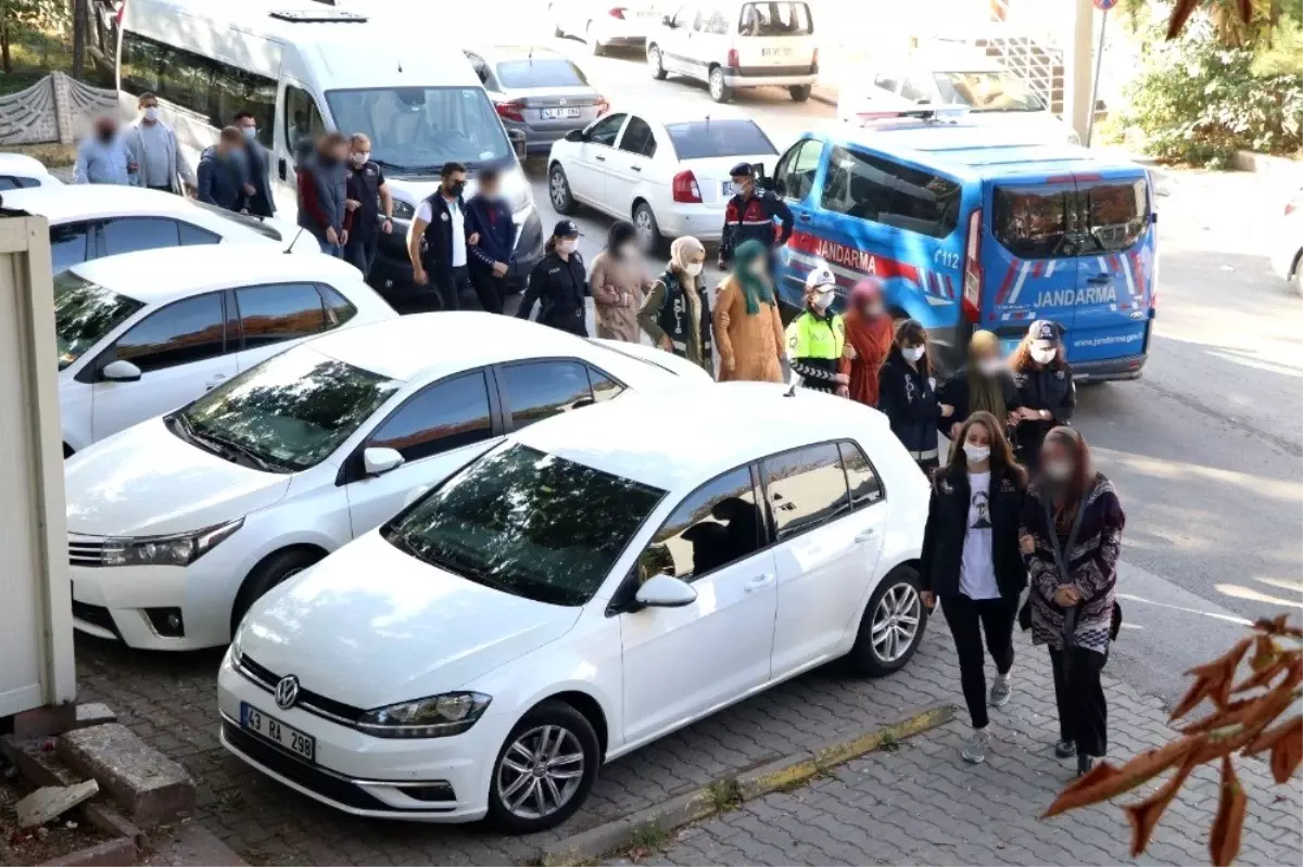 Son dakika haber... Kütahya\'da FETÖ operasyonunda gözaltına alınan 21 kişiden 11\'i tutuklandı