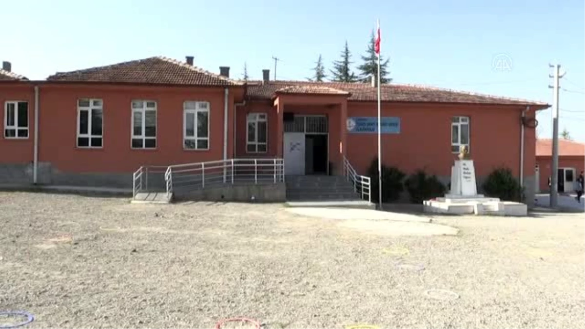 Milli Eğitim Bakanı Selçuk, Tüney Şehit Mehmet Demir İlkokulu\'nu ziyaret etti