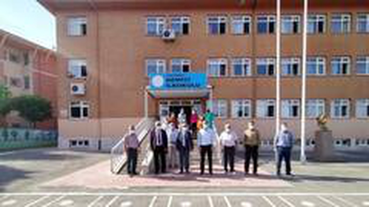 Milli Eğitim Müdürü Makineci öğrencilerle fidan dikti