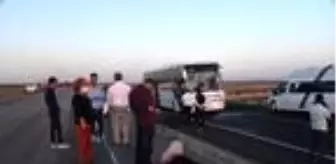 Otobüsleri TIR'a çarpan yolcular, yol kenarında yeni araç bekledi