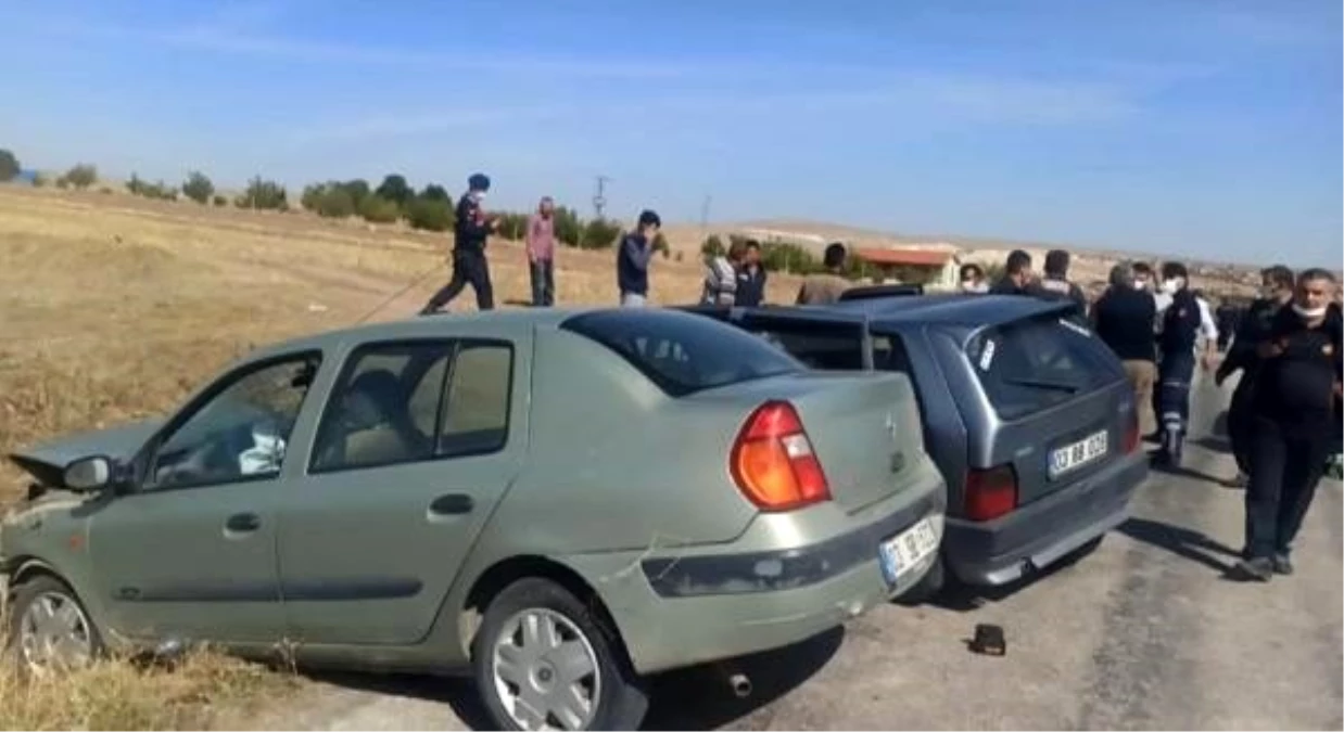 Otomobiller kafa kafaya çarpıştı: 1 ölü, 4 yaralı