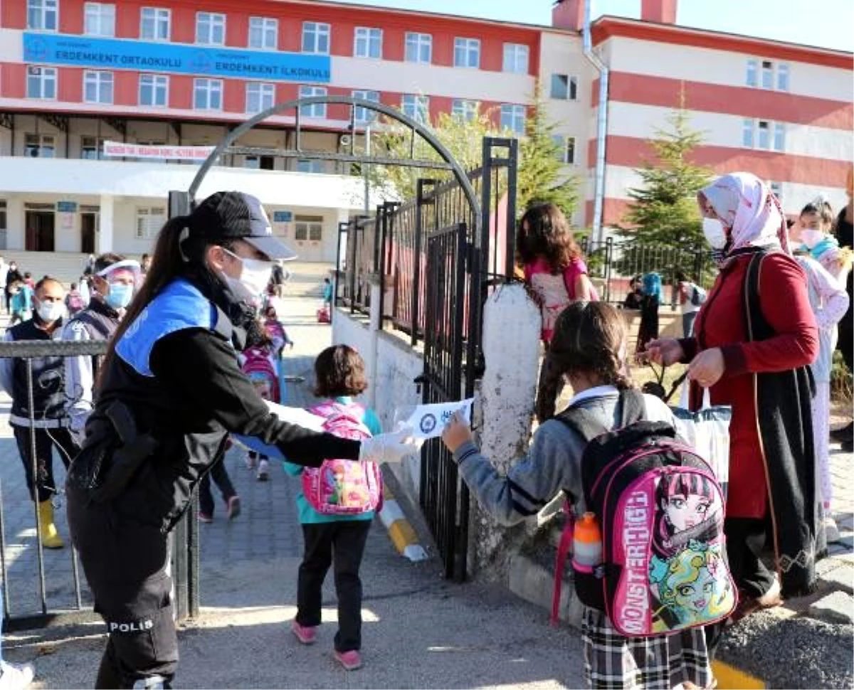 Polis ekipleri, yüz yüze eğitime başlayan öğrencilere maske dağıttı