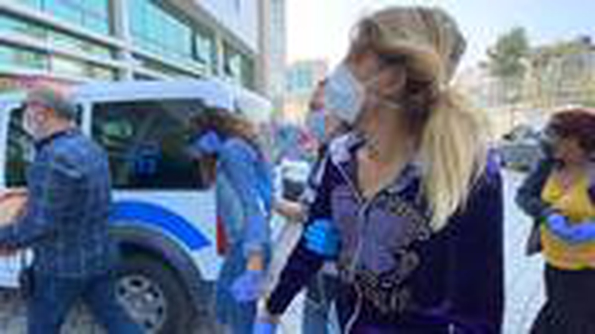 Akılalmaz olay! Yakalanan hırsızlar, çaldıkları altınları polis otosuna saklamışlar