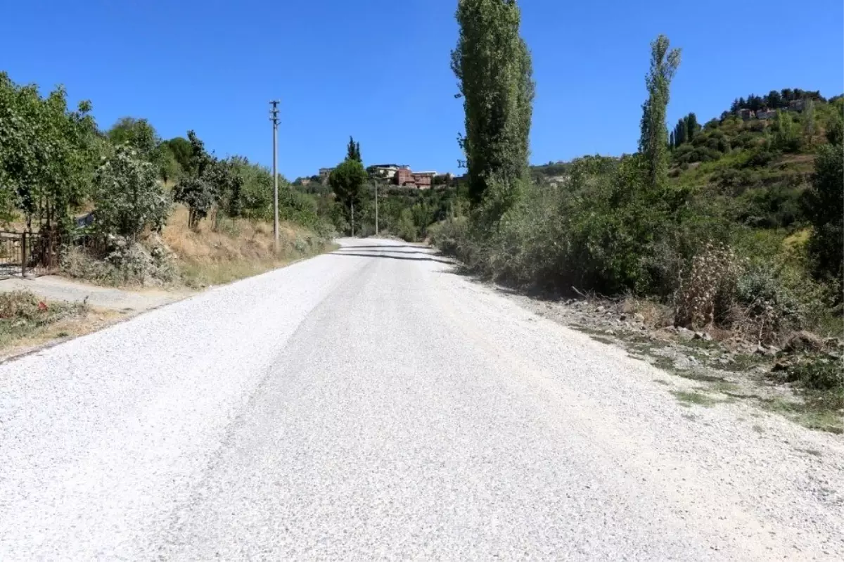 Traktörlerin bile gidemediği yol yenilendi