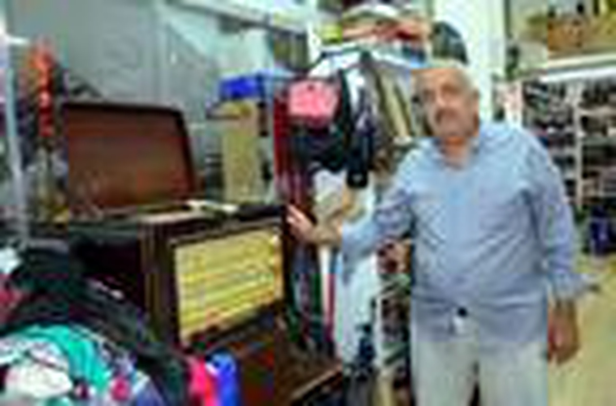 25 YILDIR UÇAKTA UNUTULAN EŞYALARI SATIYOR... GÖZLÜK, CÜZDAN, CEP TELEFONU İLK SIRADA