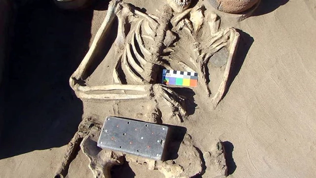 Arkeologlar şaşkın! Telefonu andıran 2 bin 100 yıllık gizemli keşif büyük heyecan yarattı