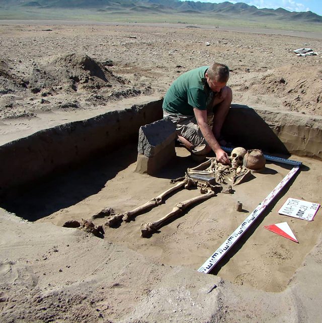 Arkeologlar şaşkın! Telefonu andıran 2 bin 100 yıllık gizemli keşif büyük heyecan yarattı