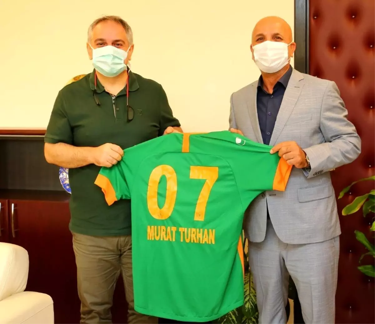 Aytemiz Alanyaspor Başkanı Hasan Çavuşoğlu\'ndan Rektör Özkan\'a forma