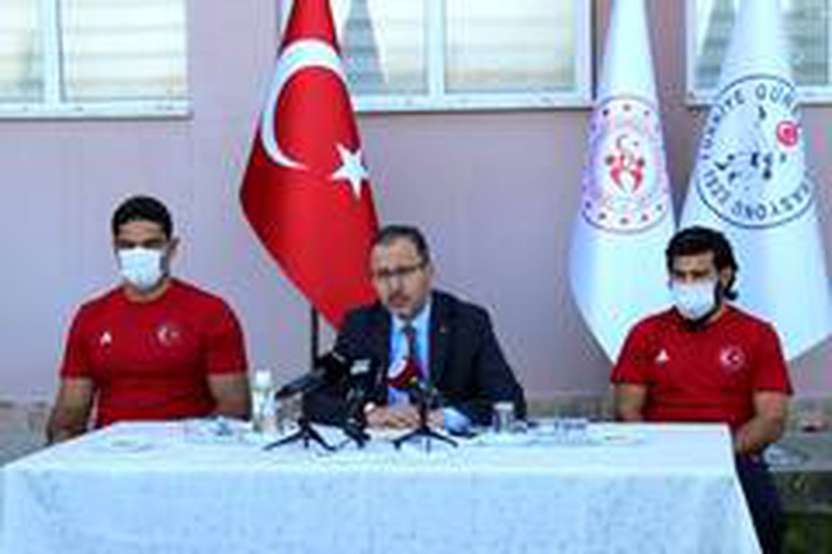 Bakan Kasapoğlu\'ndan güreşçilere müjde