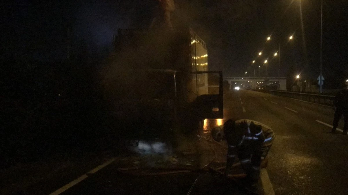 Bursa\'da bir kamyon ve bir minibüs alev alev yandı