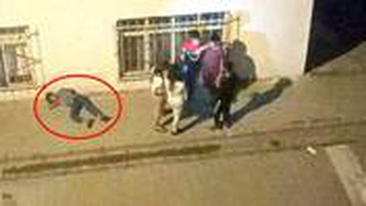 Yanlarında bayılan arkadaşlarına aldırmadan nargile içen çocukların görüntüleri tüyler ürpertti