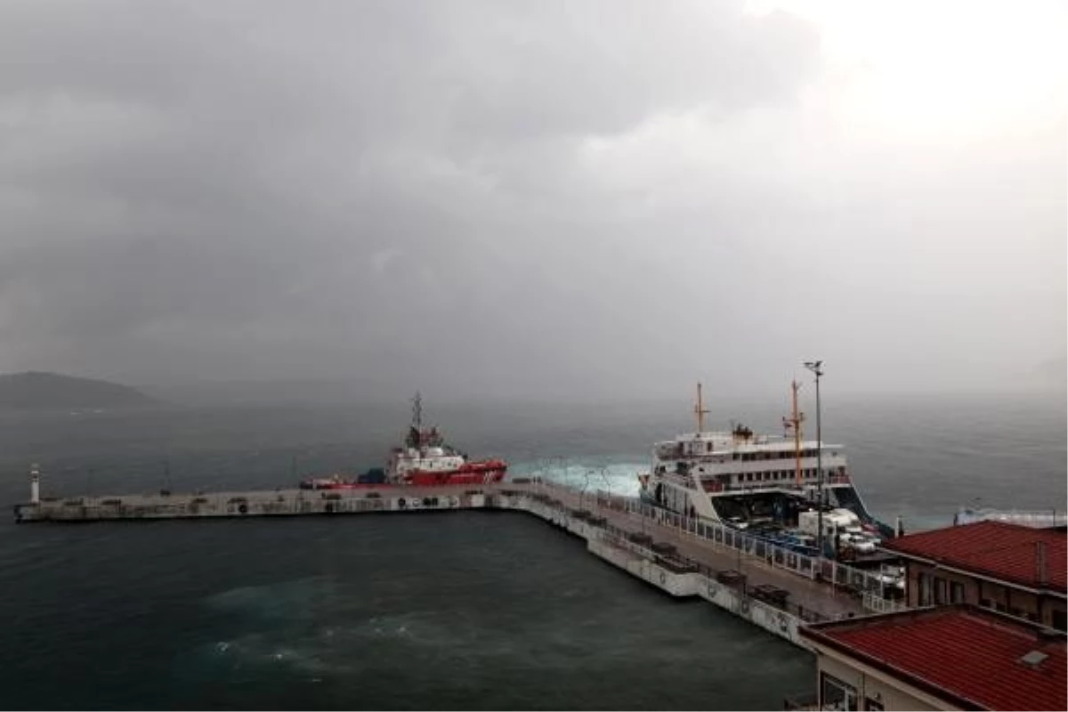 Çanakkale\'de sağanak yağış etkisini gösterdi, boğaz transit gemi geçişlerine kapatıldı