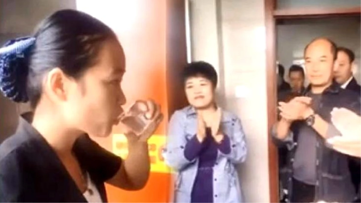 Çin\'de temizlik görevlisi, işini iyi yaptığını kanıtlamak için tuvalet suyu içti