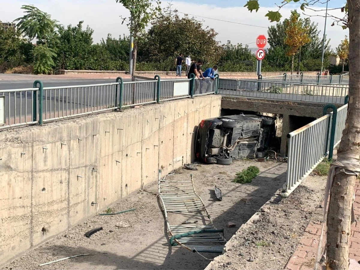 Direksiyon hakimiyeti kaybolan otomobil kanala uçtu: 1 yaralı