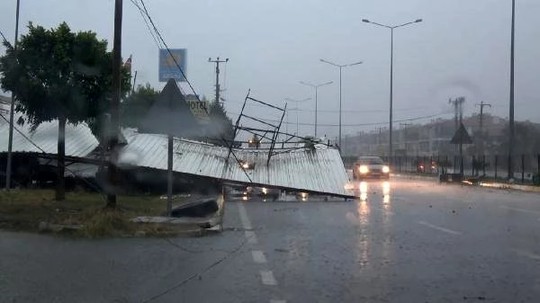 Şiddetli fırtına Balıkesir'de hayatı olumsuz etkiledi, iş yerinin çatısı karayoluna fırlattı - Son Dakika