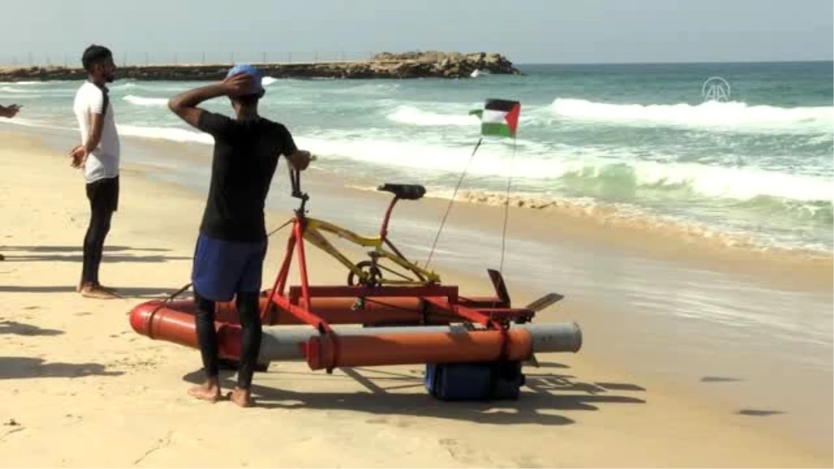 Gazzeli genç imkansızlıklar içinde hurdalardan deniz bisikleti yaptı