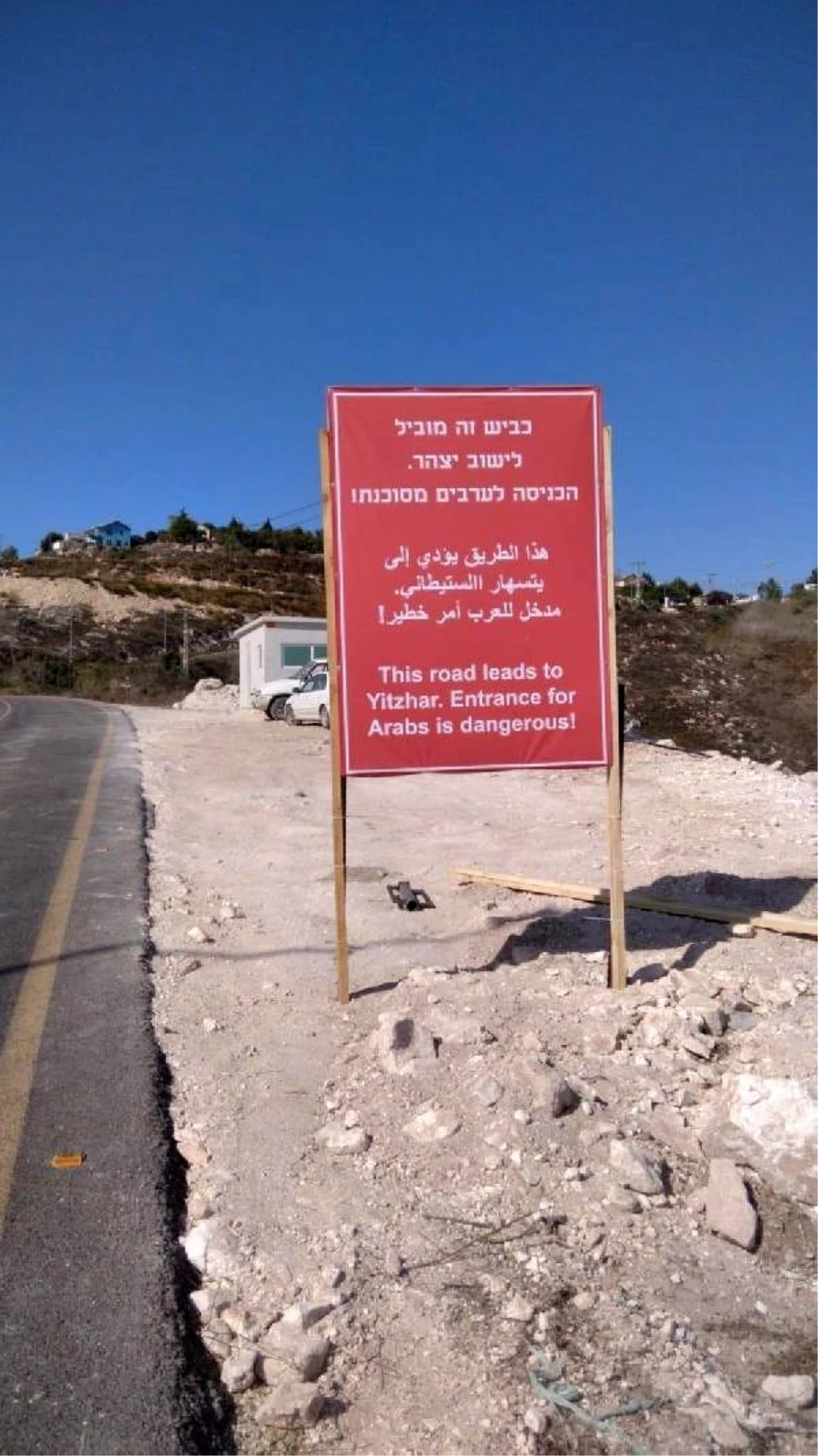 İsrailli yetkililer işgal altındaki Batı Şeria\'daki yola ırkçı tabela koydu