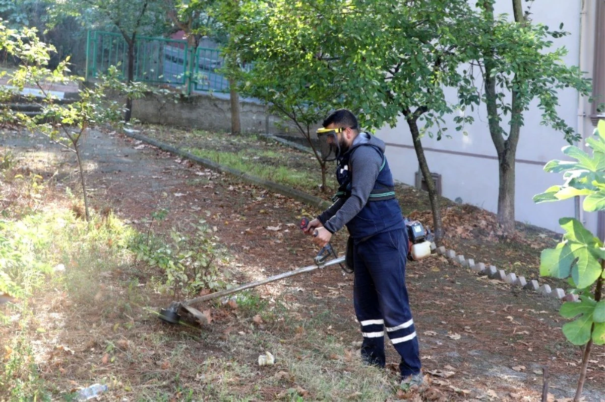 İzmit Belediyesinden Şirintepe\'de yoğun temizlik mesaisi