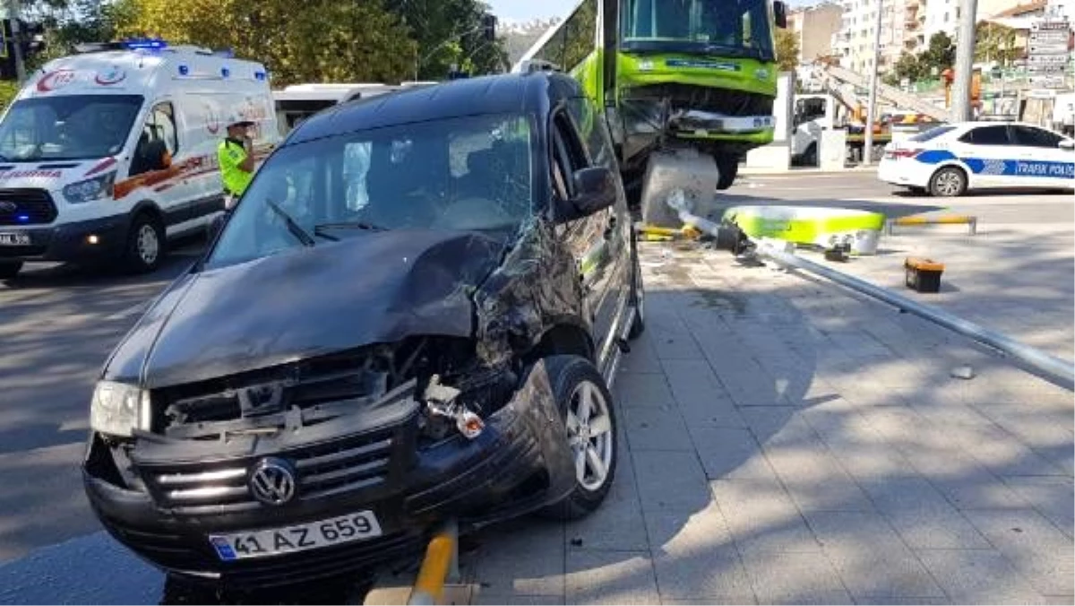 İzmit\'te halk otobüsü ile hafif ticari araç çarpıştı: 7 yaralı