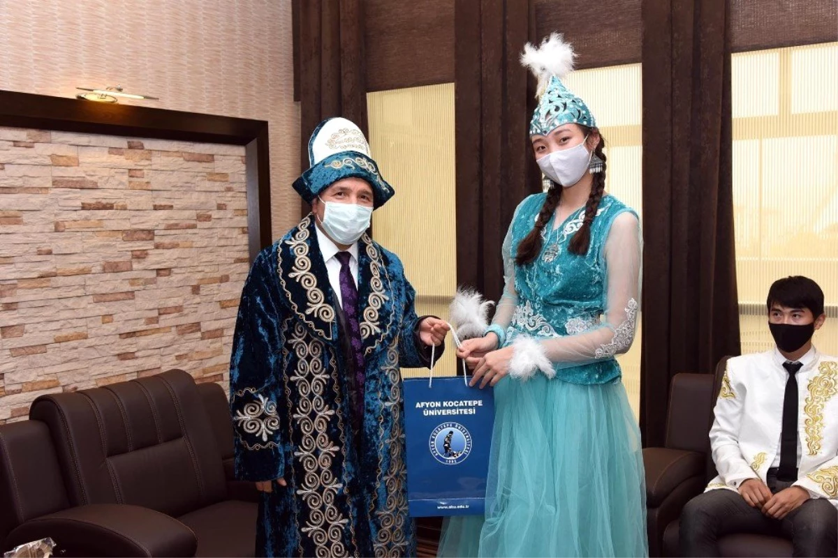 Kazakistanlı öğrenciler milli kıyafetleriyle Rektör Karakaş\'ı ziyaret etti