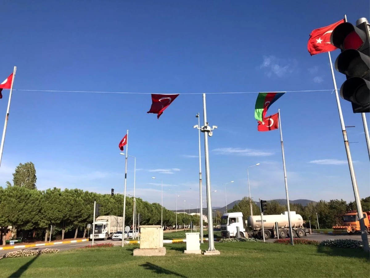 Kepsut\'un girişine Türk ve Azerbaycan bayrağı asıldı