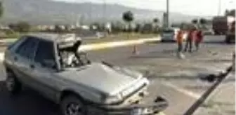 Lastiği patlayan otomobil traktöre çarptı: Sürücü öldü, babası ağır yaralı