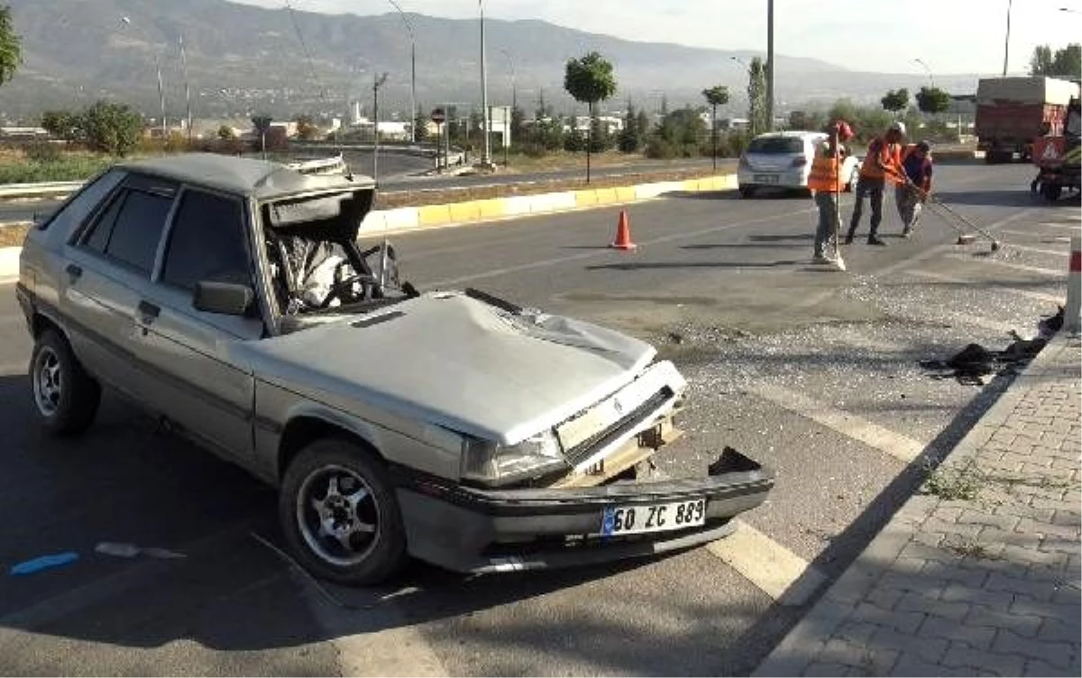 Lastiği patlayan otomobil traktöre çarptı: Sürücü öldü, babası ağır yaralı