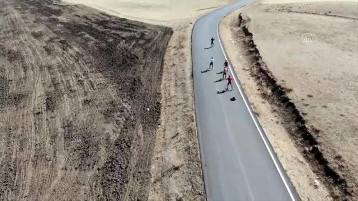Milli kayakçılar olimpiyat hedefiyle asfaltta güç depoluyor