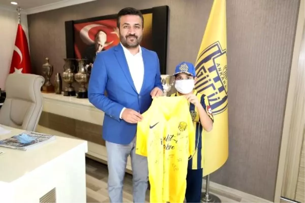 MKE Ankaragücü Başkanı Fatih Mert\'ten minik taraftara hediye forma