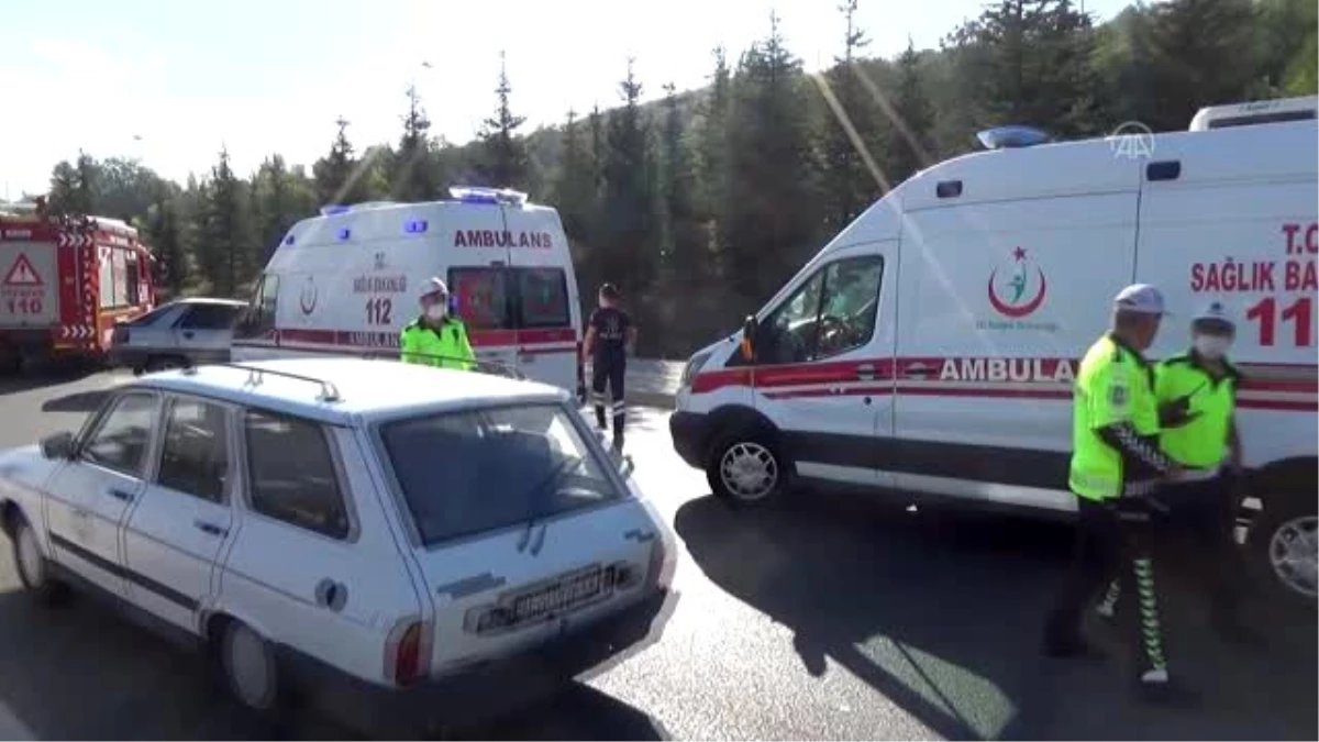 Son dakika haberi... Tokat\'ta traktöre çarpan otomobilin sürücüsü öldü, babası yaralandı