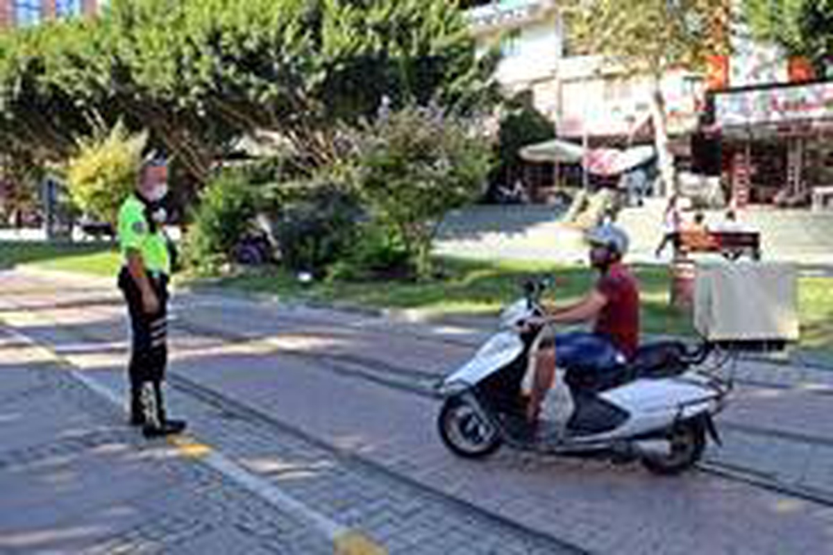 Tramvay yolu ve kaldırımı kestirme yol seçen motosiklet sürücülerini polis affetmedi