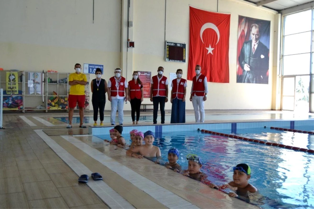 Son dakika haberleri... Türk Kızılay\'ı çocuklara yüzme öğretti