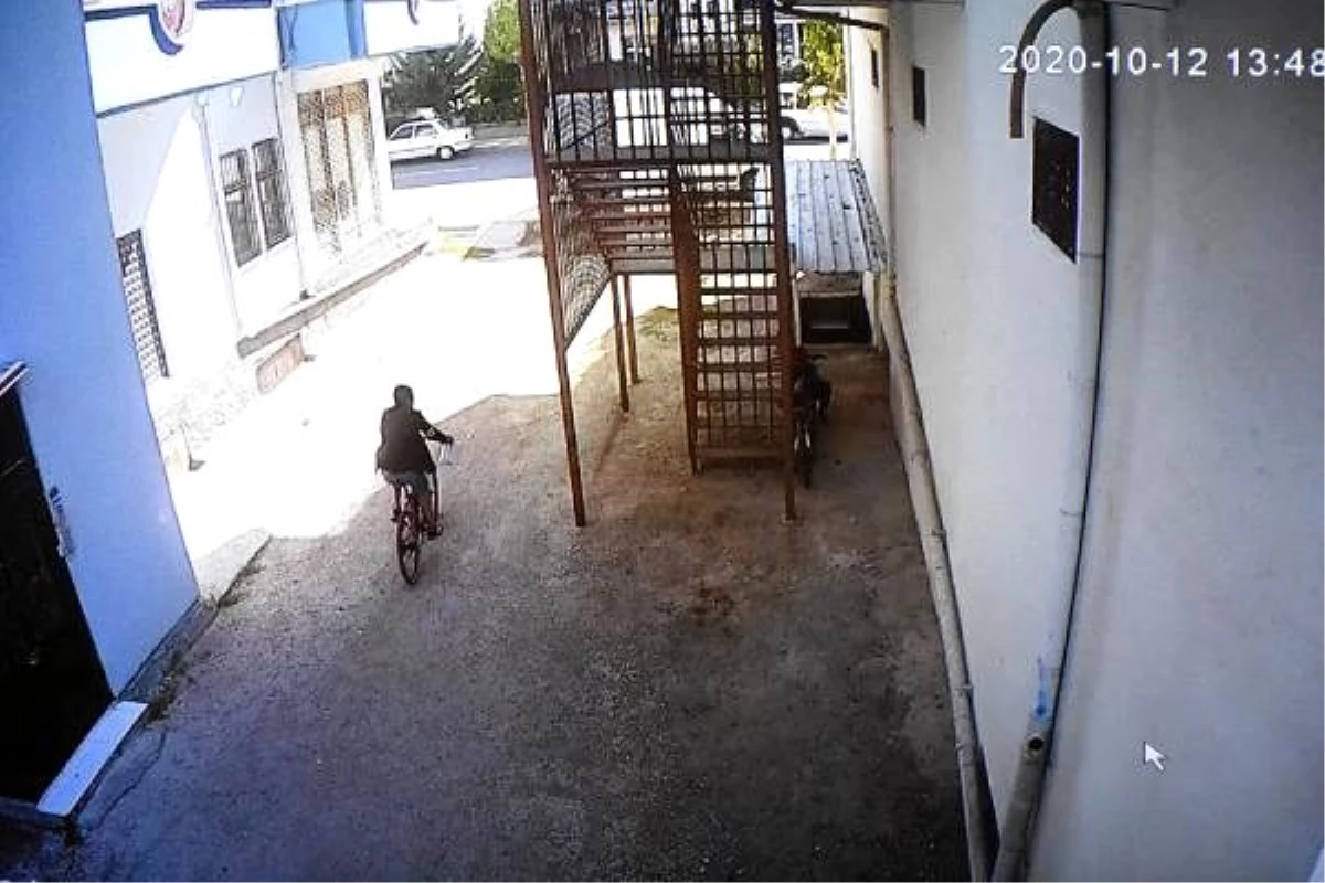 Son dakika haberi... Yurt önünden bisiklet lastiği hırsızlığı kamerada