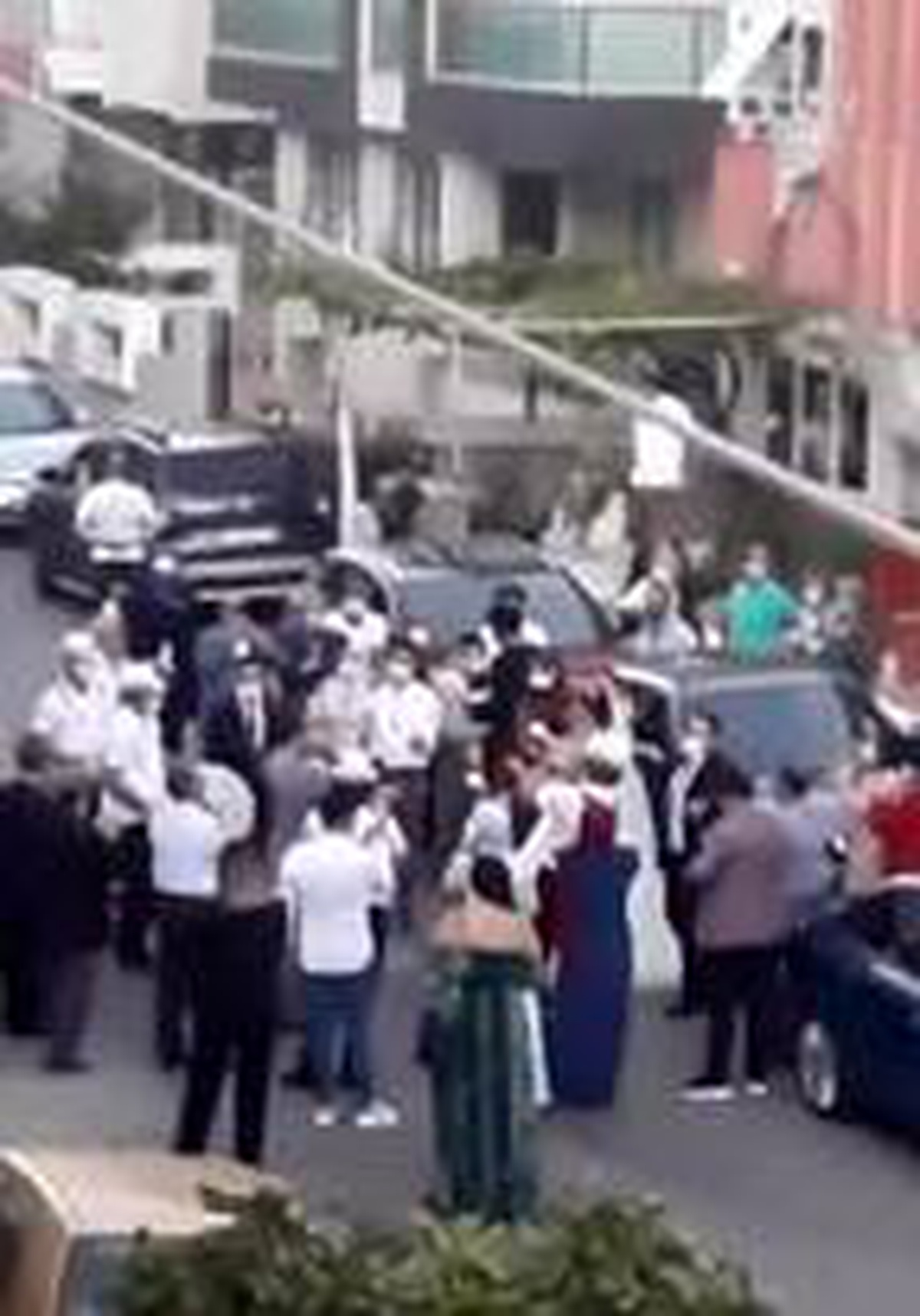 Antalya\'da sokak ortasında sosyal mesafesiz düğün eğlencesi