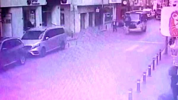 Bayrampaşa'da minibüsün kadına çarpma anı kamerada