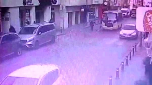 Bayrampaşa'da minibüsün kadına çarpma anı kamerada