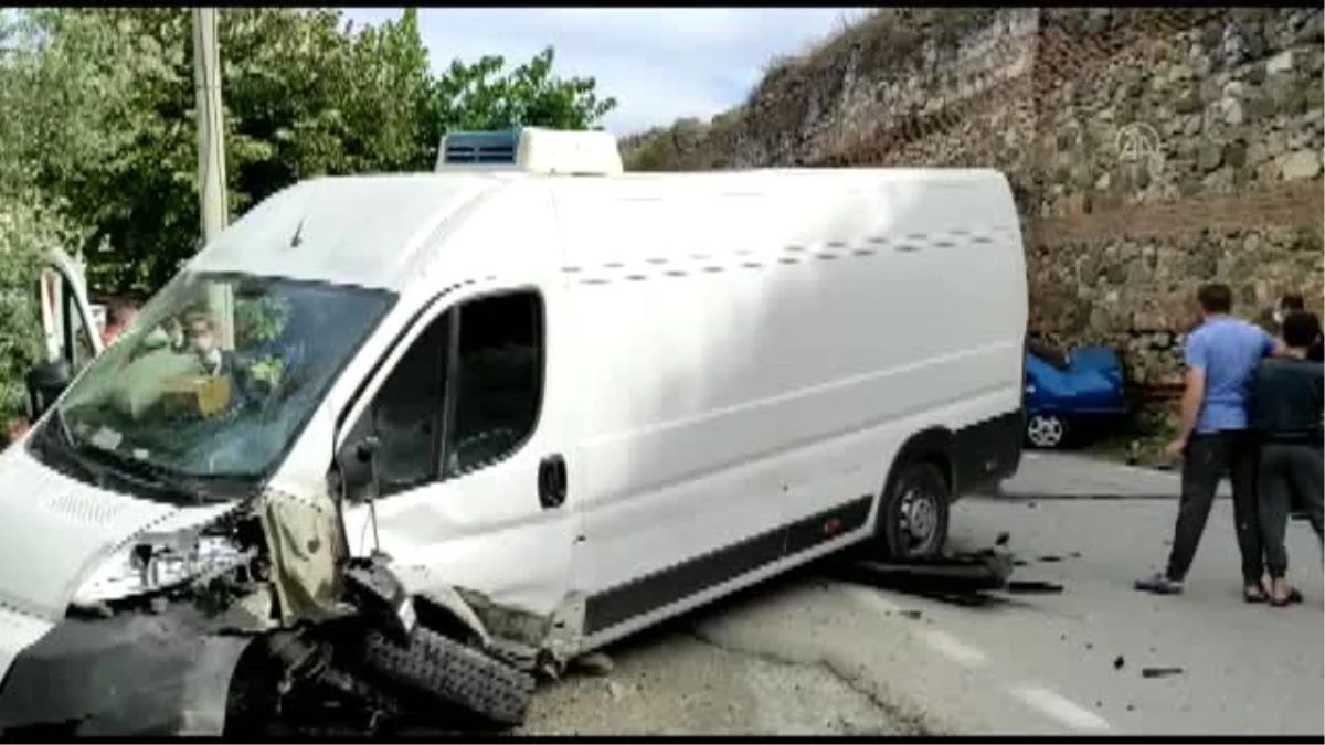 Bursa\'da otomobille kamyonet çarpıştı: 2 yaralı