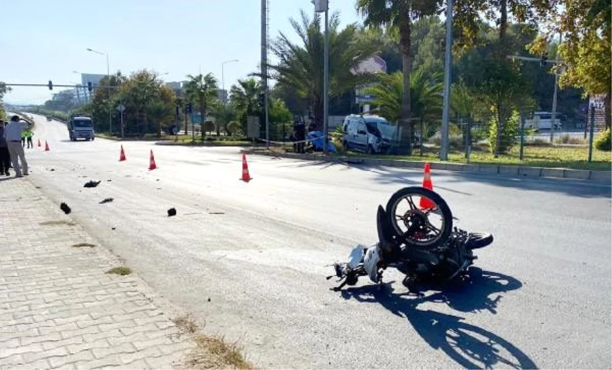 Son dakika... Hafif ticari araçla çarpışan motosikletin sürücüsü öldü