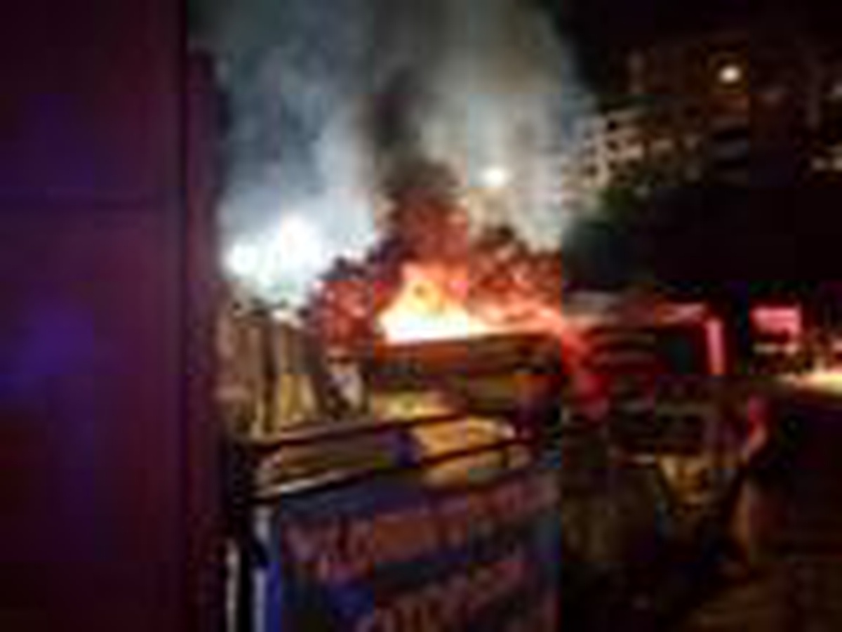 KAGITHANE\'DE BIR OTOPARKTAKI DORSELER ALEV ALEV YANDI( FOTO ERTAN KILIC ISTANBUL DHA)