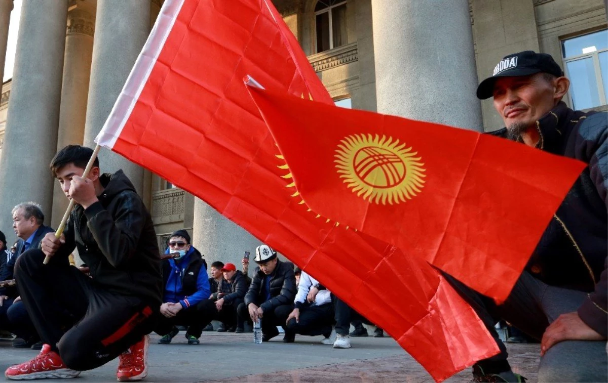 Kırgızistan\'da Başbakan Caparov\'un destekçilerinden hükümet binasında protesto