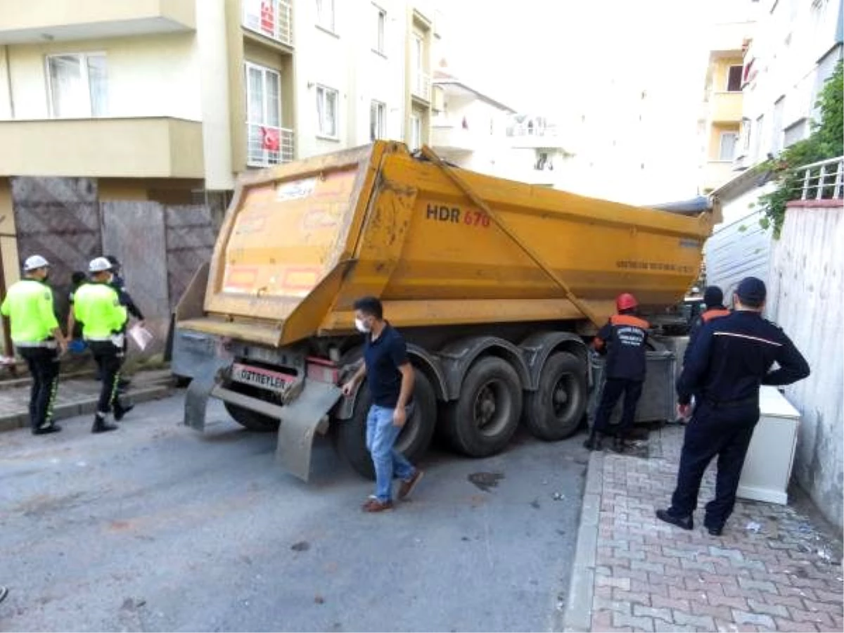 Maltepe\'de hafriyat yüklü kamyon binaya çarptı: 1 yaralı