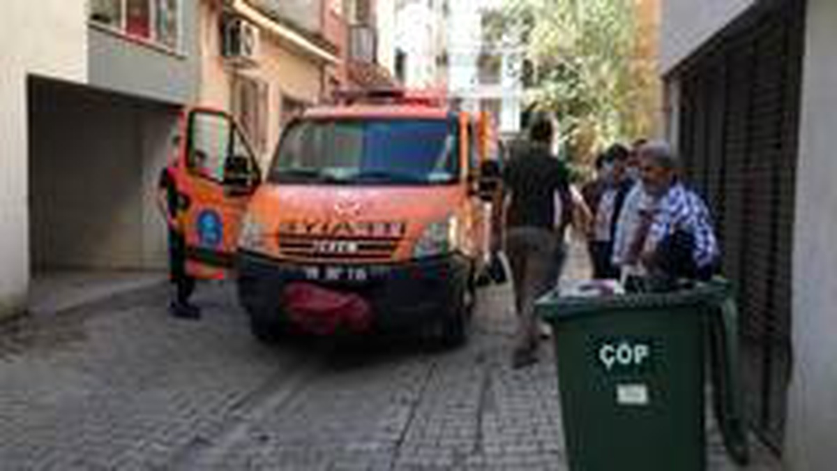 Polisten kaçarken, havalandırma boşluğuna sıkıştı