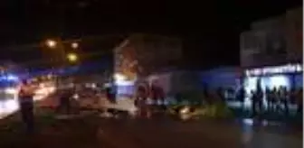 Refüjdeki ağaçları söken otomobil devrildi: 2 yaralı