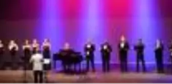 Sahnede maskeli konser